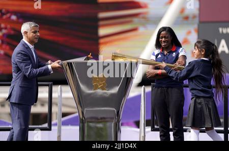 Le maire de Londres Sadiq Khan (à gauche) et les médaillés d'or olympiques Christine Ohuruogu (au centre) aident à éclairer la flamme de l'héritage lors de l'événement anniversaire des Jeux Olympiques de Londres 2012 10th qui s'est tenu au Bridge One au parc olympique de la Reine Elizabeth, à Londres. Mercredi 27 juillet marquera exactement 10 ans depuis la cérémonie d'ouverture des Jeux Olympiques de Londres 2012. Date de la photo: Vendredi 22 juillet 2022. Banque D'Images