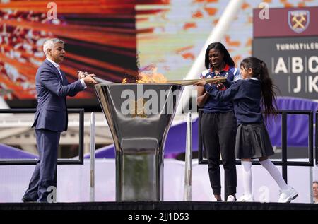 Le maire de Londres Sadiq Khan (à gauche) et les médaillés d'or olympiques Christine Ohuruogu (au centre) aident à éclairer la flamme de l'héritage lors de l'événement anniversaire des Jeux Olympiques de Londres 2012 10th qui s'est tenu au Bridge One au parc olympique de la Reine Elizabeth, à Londres. Mercredi 27 juillet marquera exactement 10 ans depuis la cérémonie d'ouverture des Jeux Olympiques de Londres 2012. Date de la photo: Vendredi 22 juillet 2022. Banque D'Images