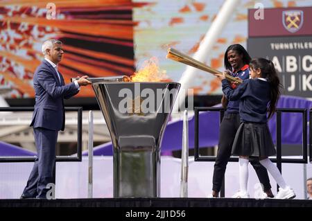 Le maire de Londres Sadiq Khan (à gauche) et les médaillés d'or olympiques Christine Ohuruogu (au centre) aident à éclairer la flamme de l'héritage lors de l'événement anniversaire des Jeux Olympiques de Londres 2012 10th qui s'est tenu au Bridge One au parc olympique de la Reine Elizabeth, à Londres. Mercredi 27 juillet marquera exactement 10 ans depuis la cérémonie d'ouverture des Jeux Olympiques de Londres 2012. Date de la photo: Vendredi 22 juillet 2022. Banque D'Images