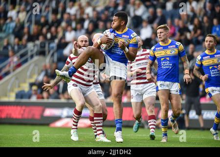 Leeds, Angleterre - 21st juillet 2022 - David Fusitu'a (2) de Leeds Rhinos attaqué par Liam Farrell de Wigan Warriors. Rugby League Betfred Super League Leeds Rhinos vs Wigan Warriors au Headingley Stadium, Leeds, Royaume-Uni Banque D'Images