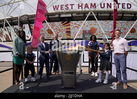 Maire de Londres Sadiq Khan (troisième à gauche) avec les médaillés d'or olympiques Ellie Simmonds (deuxième à gauche), Sir Chris Hoy (centre) et Christine Ohuruogu (troisième à droite) après avoir allumé la flamme du legs lors de l'événement anniversaire des Jeux Olympiques de Londres 2012 10th qui s'est tenu au Bridge One au parc olympique de la Reine Elizabeth, à Londres. Mercredi 27 juillet marquera exactement 10 ans depuis la cérémonie d'ouverture des Jeux Olympiques de Londres 2012. Date de la photo: Vendredi 22 juillet 2022. Banque D'Images