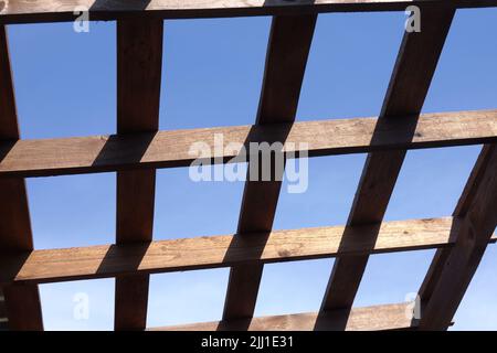 Sommet d'un belvédère en bois brun lors d'une journée d'été ensoleillée, vue de bas en haut à l'extérieur Banque D'Images