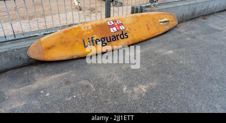 Une planche de surf de maître-nageur a soutenu le mur prêt à partir , Fistral Beach UK Banque D'Images