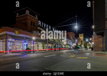 Le marché de la rivière dans le centre-ville de Little Rock, aux États-Unis, avec de longues lumières d'exposition la nuit Banque D'Images