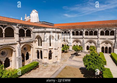 Panorama depuis le jardin et le cloître du complexe monastère de Mosteiro de Alcobaca, Portugal Banque D'Images