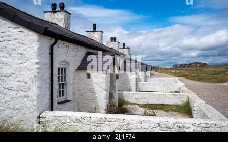 Les « Pilot's Cottages » emblématiques mais modestes sur l'île de Llanddwyn, Anglesey, pays de Galles Banque D'Images