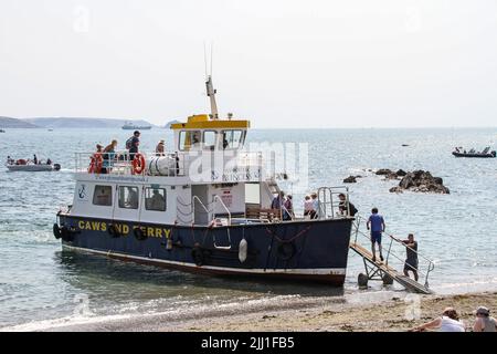 Le Plymouth Princess Cawsand Ferry reçoit des passagers à la plage de Cawsand, sur la péninsule de Rame, dans le sud-est de Cornwall. Le ferry fournit un s régulier Banque D'Images