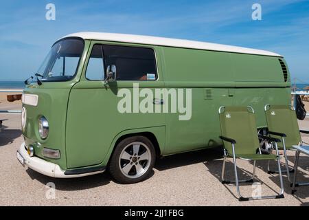 Plage de Scheveningen, pays-Bas - 22 mai 2022 : VW kombi Camper wagen au salon automobile classique d'Aircooler Banque D'Images