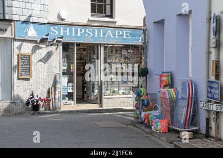 La boutique de cadeaux en forme de navire à Kingsand, dans la baie de Cawsand, dans le sud-est de Cornwall. Un mélange de cadeaux et de collectibles plus l'habituel assaisonnement aux couleurs vives Banque D'Images