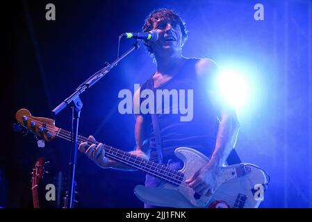 Massimiliano 'UFO' Schiavelli, membre du groupe de rock italien Zen Circus, se produit en direct à la Villa Ada à Rome. (Photo par Vincenzo Nuzzolese / SOPA Images / Sipa USA) Banque D'Images