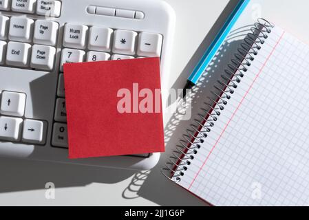 Messages importants écrits sur Note sur le bureau avec stylet, ordinateur portable et clavier. Renseignements essentiels présentés sur la note de service sur la table du bureau. Récent Banque D'Images