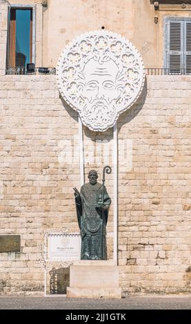 San Nicola, statue en bronze de Saint Nicholas aux illuminations traditionnelles des Pouilles, donnée par le président russe Poutine, la vieille ville de Bari, Puglia, Italie Banque D'Images