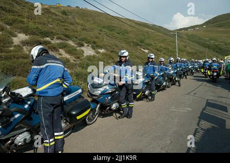 Ligne de gendarmerie, en attente du départ du retour après la course. Atmosphères et portraits pris pendant la phase 18th du Tour de France, entre Lourdes et Hautacam, dans les Pyrénées. 21 juillet 2022. Photo de Patrick Batard/ABACAPRESS.COM crédit: Abaca Press/Alay Live News Banque D'Images