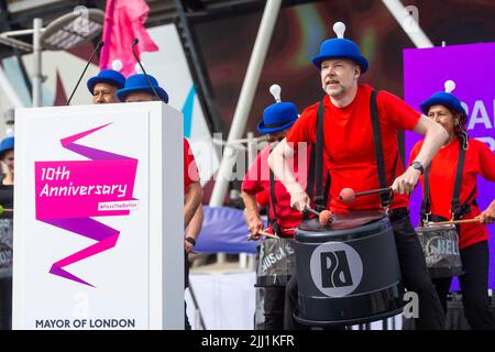Londres, Royaume-Uni. 22nd juillet 2022. Les joueurs de tambour de Pandemonium se sont déroulées à l'événement anniversaire de 10th qui marque exactement 10 ans depuis la cérémonie d'ouverture des Jeux Olympiques de 2012. Des athlètes, des hommes politiques, des artistes, des créateurs de jeux et des représentants de tous les mondes sportifs et caritatifs se réunissent à l'extérieur du stade de Londres pour regarder en arrière 2012 et profiter de l'héritage continu des Jeux. Crédit : Stephen Chung/Alay Live News Banque D'Images