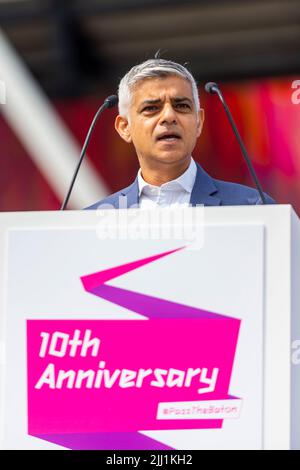 Londres, Royaume-Uni. 22nd juillet 2022. Sadiq Khan, maire de Londres, prend la parole lors de l'événement anniversaire de 10th qui marque exactement 10 ans depuis la cérémonie d'ouverture des Jeux Olympiques de 2012. Des athlètes, des hommes politiques, des artistes, des créateurs de jeux et des représentants de tous les mondes sportifs et caritatifs se réunissent à l'extérieur du stade de Londres pour regarder en arrière 2012 et profiter de l'héritage continu des Jeux. Crédit : Stephen Chung/Alay Live News Banque D'Images