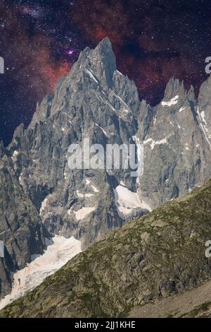 Vue de nuit sur le massif du Mont blanc avec ciel étoilé en Italie Banque D'Images