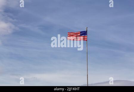 Drapeau américain sur le ciel bleu nuageux Banque D'Images