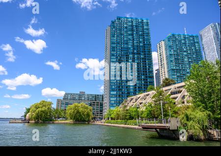 Vue sur le port de Toronto jusqu'aux immeubles de condominium Number One York Quay. Ontario, Canada. Banque D'Images