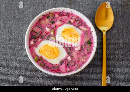 Soupe froide de betteraves avec œufs et légumes frais. Repas polonais et ukrainien populaire pendant l'été Banque D'Images