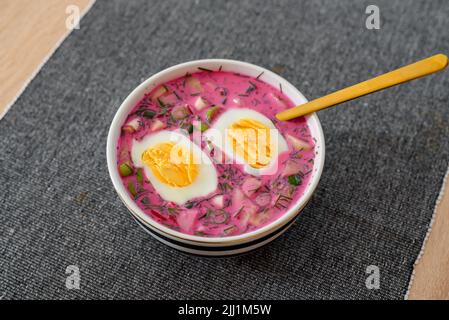 Soupe froide de betteraves avec œufs et légumes frais. Repas polonais et ukrainien populaire pendant l'été Banque D'Images