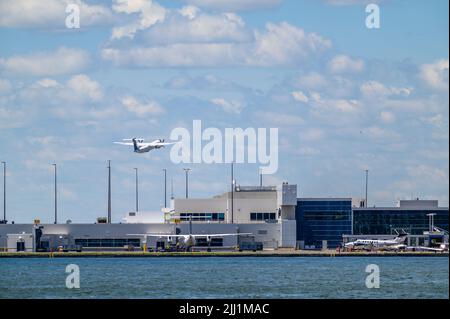 A porter Airlines Bombardier Dash 8 Q-400 décollage de l'aéroport Billy Bishop de Toronto, Ontario, Canada. Banque D'Images