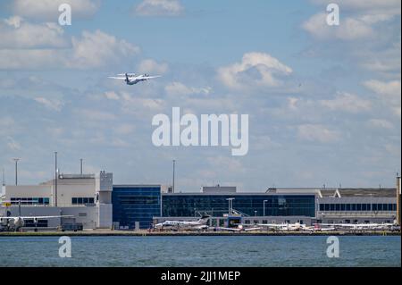 A porter Airlines Bombardier Dash 8 Q-400 décollage de l'aéroport Billy Bishop de Toronto, Ontario, Canada. Banque D'Images