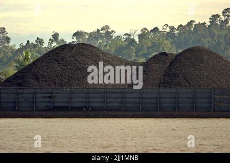 Barge de charbon sur la rivière Segah à Tanjung Redeb, Berau, Kalimantan oriental, Indonésie. Banque D'Images