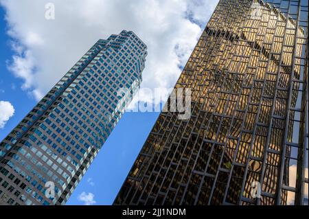 Vue inclinée des édifices de la Banque Royale du Canada (à droite) et de la Tour Bay Wellington dans le quartier financier de Toronto (Ontario), Canada. Banque D'Images