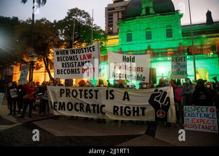 Les manifestants portent des banderoles et des panneaux lors d'un rassemblement contre les nouvelles lois anti-protestation devant le Parlement du Queensland à Brisbane le 22 juillet 2022. Les membres du collectif solidarité et résistance et le public se sont rassemblés devant le Parlement du Queensland et ont ensuite défilé à la Cour suprême pour protester contre les nouvelles lois anti-protestation à la fois dans l'État du Queensland et ailleurs. Parmi les questions abordées par les orateurs figuraient l'emprisonnement et l'affinage des militants écologistes et l'utilisation des ordonnances non-associations par la police du Queensland, qui sont généralement utilisées pour limiter les réunions des gangs de motocyclistes dans le Banque D'Images