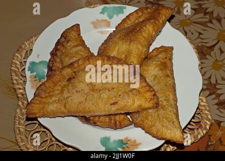 Chebureau, un friture frite avec un remplissage de viande hachée ou hachée et des oignons, le plat national de la cuisine de tatar de Crimée Banque D'Images