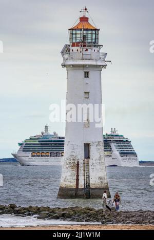 Joyau de la mer ile bateau de croisière Radiance exploité par Royal Caribbean a vu passer le barrage de Perch Rock sur la rivière Mersey. Banque D'Images