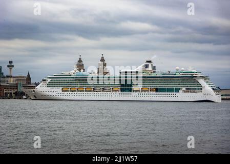 Joyau de la mer iThe Radiance bateau de croisière exploité par Royal Caribbean vu à Liverpool pierhead sur la rivière Mersey. Banque D'Images