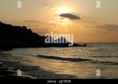 La vue sur le rocher et un oiseau à l'aube sur la mer d'Azov en Ukraine Banque D'Images