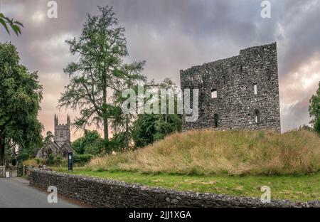 Le château et l'église de Lydford à Devon. Le village pittoresque est caché au bord du parc national de Dartmoor, entre Tavistock et Okehamp Banque D'Images