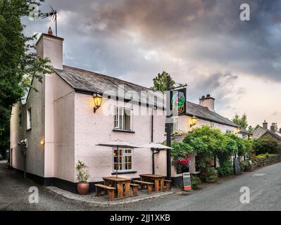 Lydford, Devon - le pittoresque Castle Inn à Lydford, à deux pas de la gorge de Lydford, est une destination populaire pour prendre un verre et un repas avec les deux locas Banque D'Images