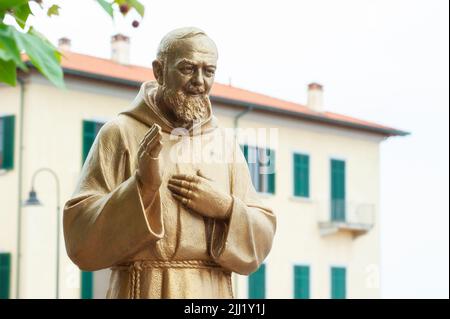 Padre Pio (Père Pio) statue d'or, dans l'acte de bénédiction. Banque D'Images