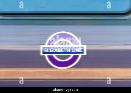 Le logo Elizabeth Line est affiché sur le côté d'un chemin de fer qui passe sur la nouvelle Elizabeth Line. Le service est exploité par Banque D'Images