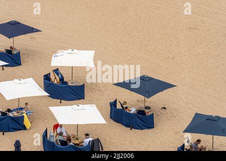 Des sièges bleus et blancs sur la plage, à Riley's Fish Shack sur King Edwards's Bay, Tynemouth, Royaume-Uni. Banque D'Images