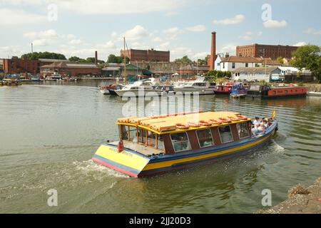 2022 juillet - bateau-taxi opérant sur le fleuve à Bristol, Angleterre, Royaume-Uni, Banque D'Images