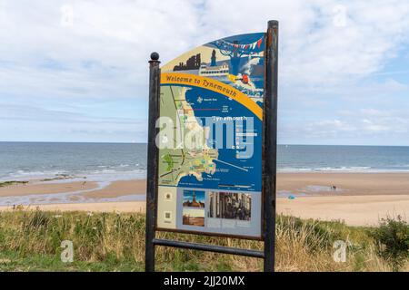 Tynemouth, Royaume-Uni, carte sur un panneau à côté de la plage de long Sands, avec vue sur la mer. Banque D'Images