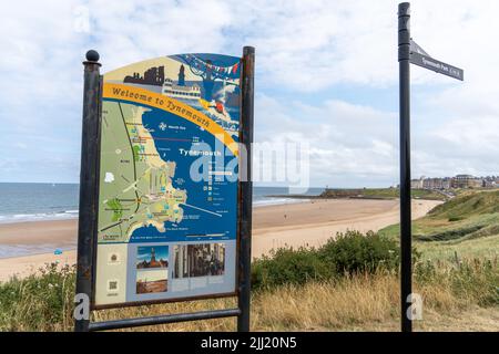 Tynemouth, North Tyneside, Royaume-Uni, carte sur un panneau à côté de la plage de long Sands, avec vue sur la mer. Banque D'Images