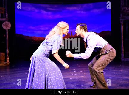 Charlie Stemp (Bobby Child) et Carly Anderson (Polly Baker) à Crazy pour vous, musique et paroles de George & ira Gershwin, Chichester Festival Theatre Banque D'Images