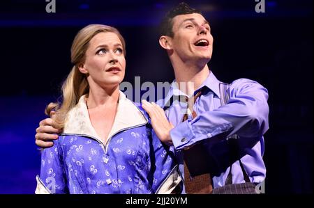 Charlie Stemp (Bobby Child) et Carly Anderson (Polly Baker) à Crazy pour vous, musique et paroles de George & ira Gershwin, Chichester Festival Theatre Banque D'Images