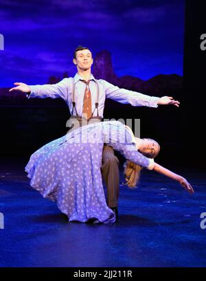 Charlie Stemp (Bobby Child) et Carly Anderson (Polly Baker) à Crazy pour vous, musique et paroles de George & ira Gershwin, Chichester Festival Theatre Banque D'Images