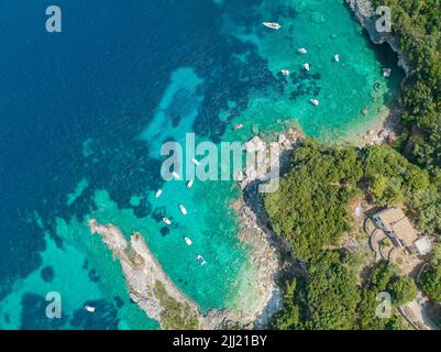 Vue aérienne sur la plage de Klimatia, près de la plage de Limni sur l'île de Corfou. Côte. Eau transparente et cristalline, bateaux amarrés. Grèce Banque D'Images