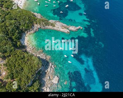 Vue aérienne sur la plage de Klimatia, près de la plage de Limni sur l'île de Corfou. Côte. Eau transparente et cristalline, bateaux amarrés. Grèce Banque D'Images