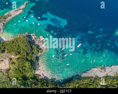Vue aérienne sur la plage de Klimatia, près de la plage de Limni sur l'île de Corfou. Côte. Eau transparente et cristalline, bateaux amarrés. Grèce Banque D'Images