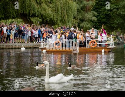 Stratford-upon-Avon, Royaume-Uni. 22nd juillet 2022. Un baron porte le bâton de la Reine des Jeux du Commonwealth à bord d'un ferry qui traverse la rivière Avon à Stratford-upon-Avon Warwickshire crédit: Chris Radburn/Alay Live News Banque D'Images
