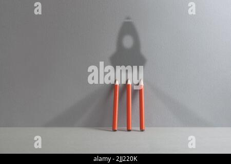 Retour à l'école, succès; réalisation de rêves concept, fusée ombre avec des crayons Banque D'Images