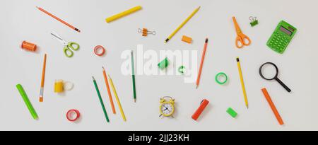 Retour à l'école. Fournitures de bureau et papeterie de l'école, à plat, de couleur blanche, vue du dessus. Banque D'Images